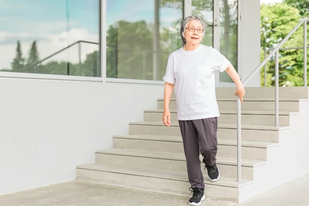 シニアの立ち上がりが楽になる介助のコツと環境調整のポイント｜理学療法士が解説！