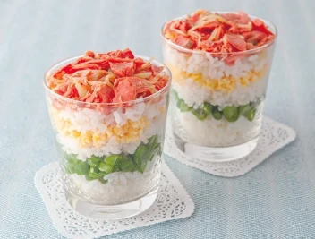 簡単おもてなし＆お祝いレシピ｜鮭フレークのアレンジ②「鮭のミルフィーユずし」