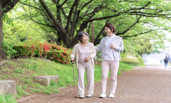 歩行介助のポイントと注意点｜介護福祉士が解説！