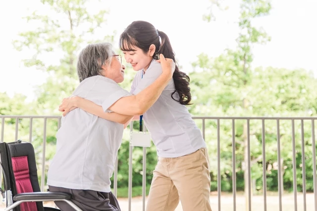ベッドから車椅子への移乗介助の手順とポイント｜介護福祉士が解説！