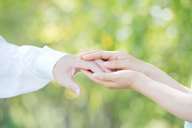 家族が息を引き取った後にできるケアとは──納棺師・丸山裕生さんインタビュー【後編】