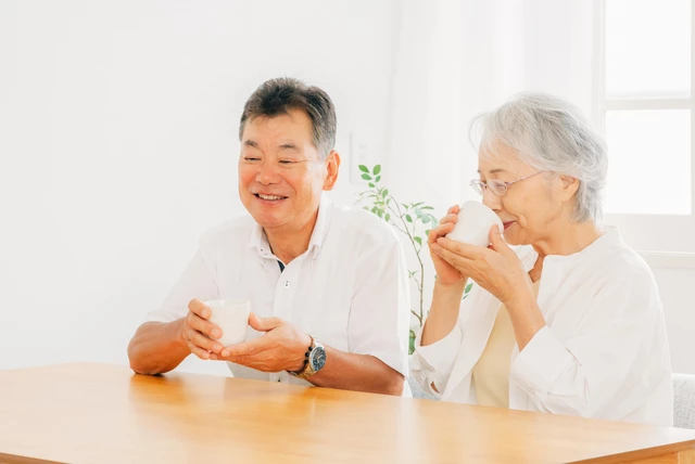 シニアの脱水症状を防ぐ水分補給のポイント｜介護福祉士が解説！
