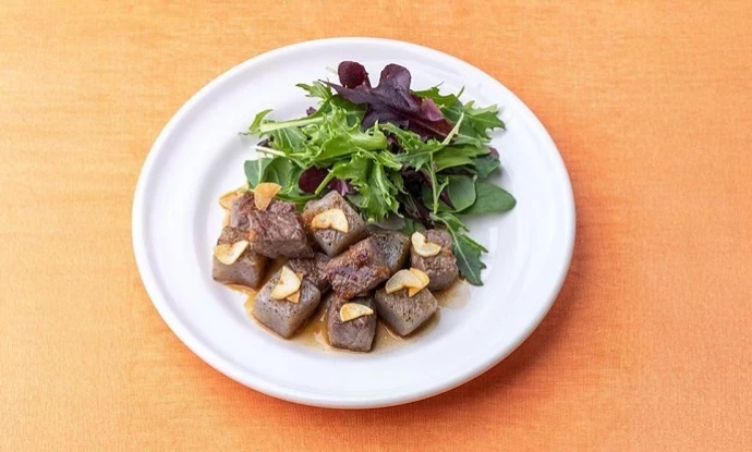 赤身×こんにゃくでカロリーオフ！牛肉とこんにゃくのサイコロステーキ｜健康レシピ