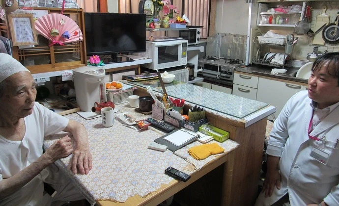 薬剤師の細やかなケアで98歳の一人暮らしを支える──イオン薬局の在宅訪問サービス