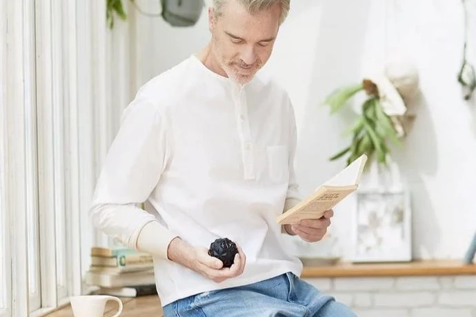 握るだけで手指を鍛える新感覚EMSデバイス「SIXPAD Hand Pulse」
