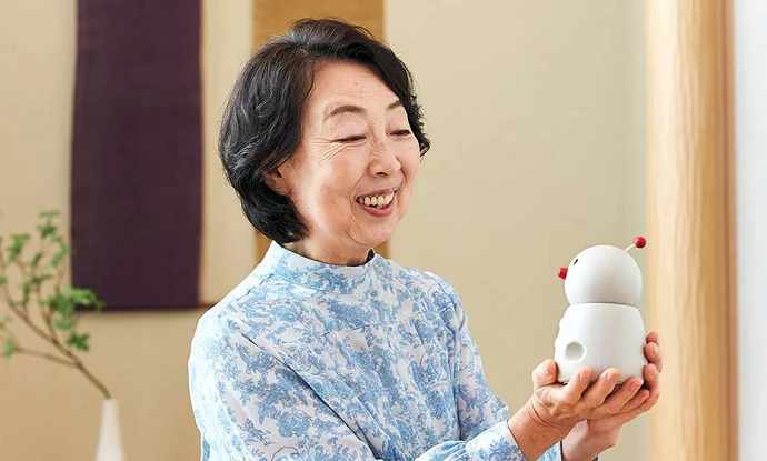 笑顔を届ける小さなパートナー！見守りコミュニケーションロボット「BOCCO emo」
