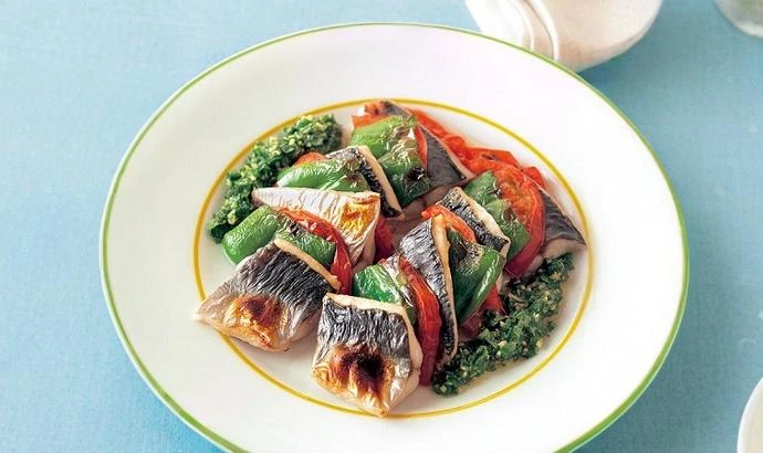 魚と野菜を一度に摂って暑さ疲れを解消！「あじとトマトの重ね焼き」｜健康レシピ