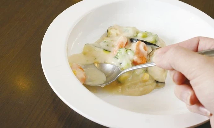 食器の扱いに不安があるご家族に！片手でもラクに食べられる自助食器「すくいやすい皿」