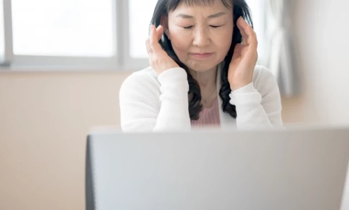 耳にやさしく、エコで手間いらず。ソーラー充電式集音器「Estus」