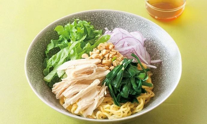 ささっと作れてヘルシー！目先を変えたエスニック麺「蒸し鶏とにらのベトナム風和え麺」