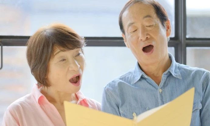 歌がシニアに与える効果と自宅でできる音楽レクを紹介│介護福祉士が解説