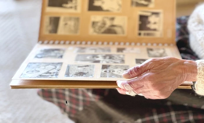 認知症ケアに役立つ回想法の効果と自宅でのやり方│介護福祉士が解説