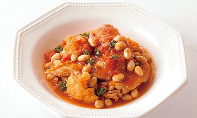 栄養満点で満足感しっかり！「鶏手羽と大豆とカリフラワーのトマト煮」