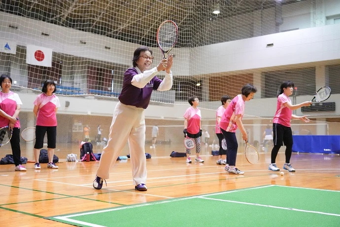 無理なく続けられる室内スポーツ「バウンドテニス」がシニアに人気の理由