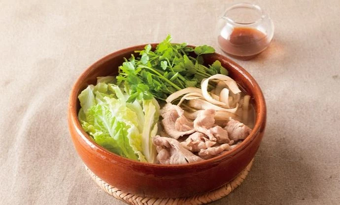繊維豊富な優良野菜をつるっと食べやすく！「ごぼうとせりの豚しゃぶ鍋」