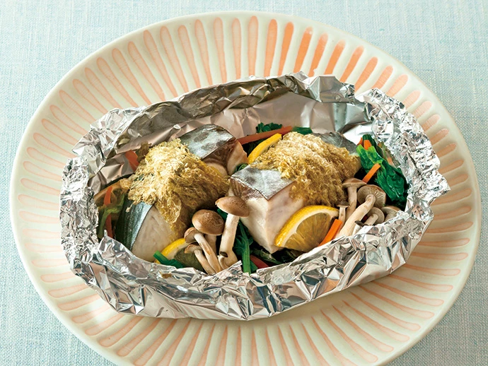 包んで焼くだけ！うま味も栄養も逃さない「とろろ昆布巻きさわらのホイル焼き」