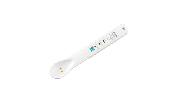 家庭の味を見える化する塩分計。タニタ「しおみスプーン SO-302」