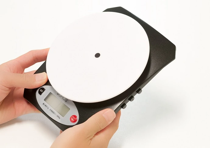 見えなくても「はかれる」安心感。音声で重さを知らせる「ボイスクッキングスケール」