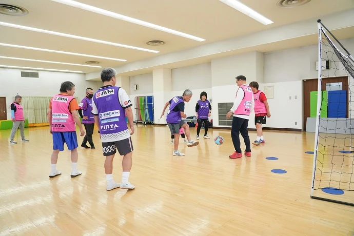 けがのリスクを抑えて運動習慣に！ 世代を超えて楽しめるウォーキングサッカーとは？