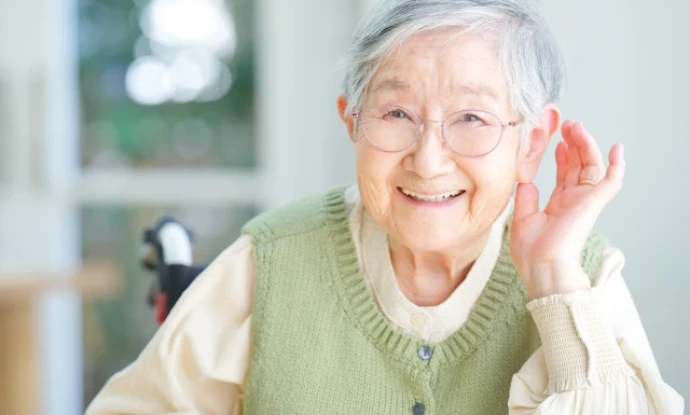 首にかけるだけで“聞こえ”をサポート「クリアネ･イージー 首掛式TW4AT」