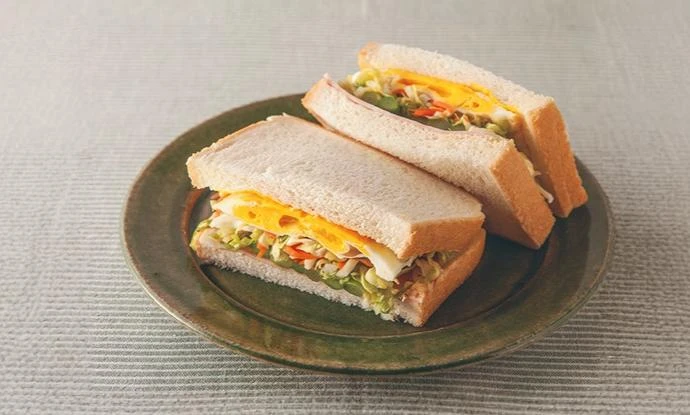 食べ応えと栄養アップ！ ノンオイルコールスローのアレンジ①「具だくさんコールスローサンド」