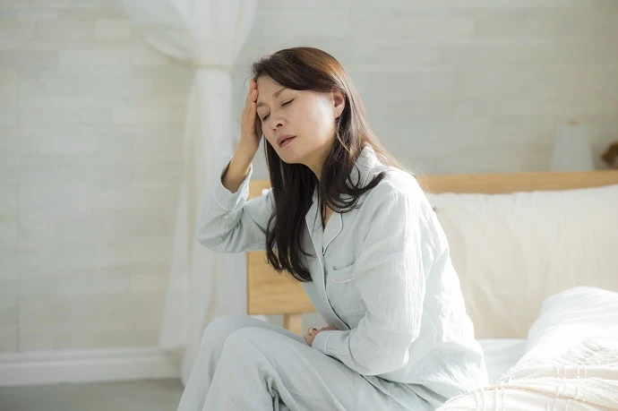 寝ながらできる「寝返り体操」でめまい改善！ 耳石を元に戻してふらつきを防ぐ新習慣