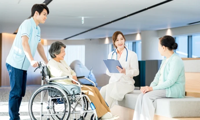 特養と老健の役割の違いは？医療体制・リハビリ・看取り対応を比較｜ケアマネ解説！