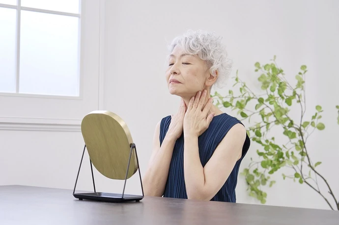 皮膚科専門医が伝授。シニアの「隠れ乾燥肌」を防ぐ生活習慣とかゆみ対策