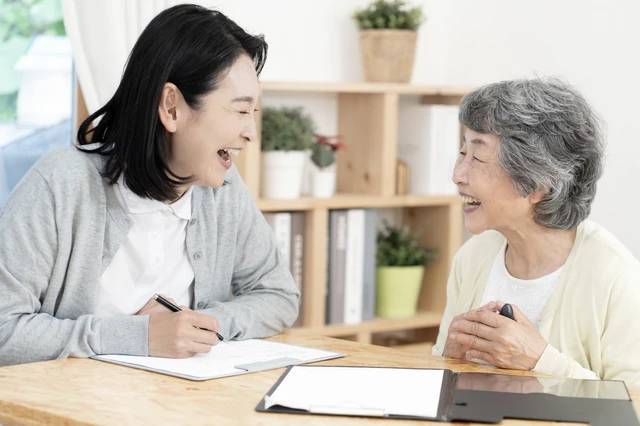 認知症のシニアにどう声をかける？ 困った場面で使える声かけ例│介護福祉士が解説
