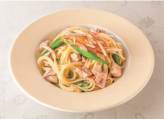 栄養満点な和風パスタ｜かつおのオイル漬けのアレンジレシピ①かつおとオクラのスパゲッティ