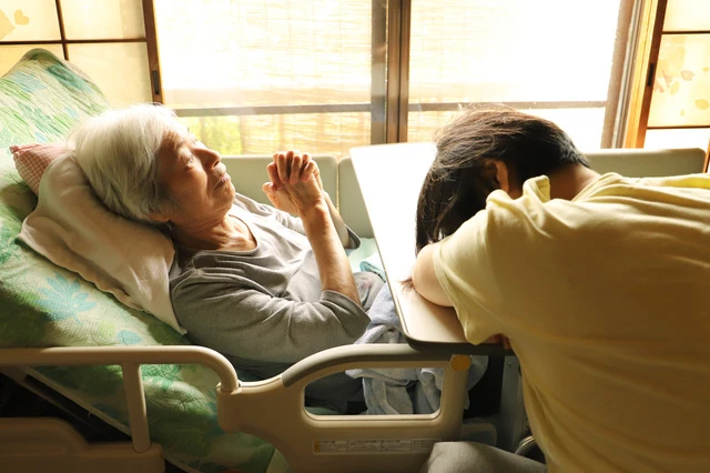在宅介護（初期～中期）の泥沼と葛藤──「要介護」3の転倒・ろう便・徘徊を乗り越えて【介護体験記③】