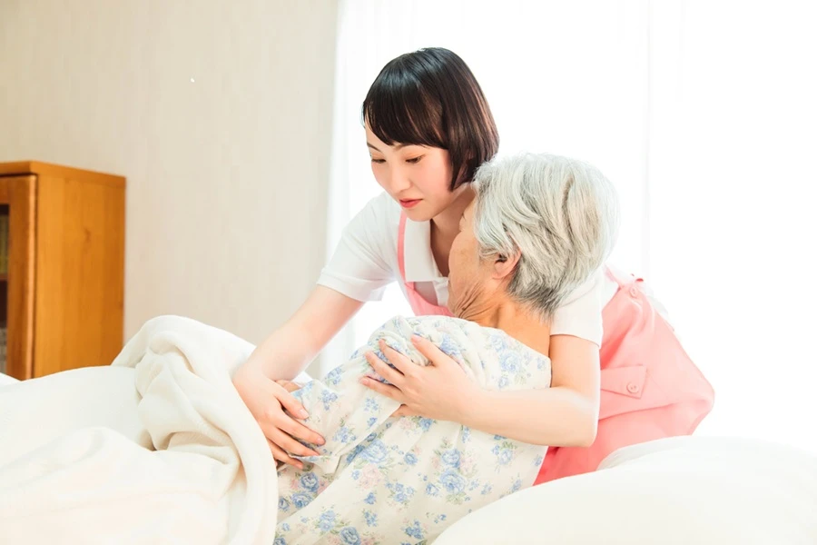 床ずれ（褥瘡）ができる原因と予防法、お助けアイテムを紹介｜介護福祉士が解説