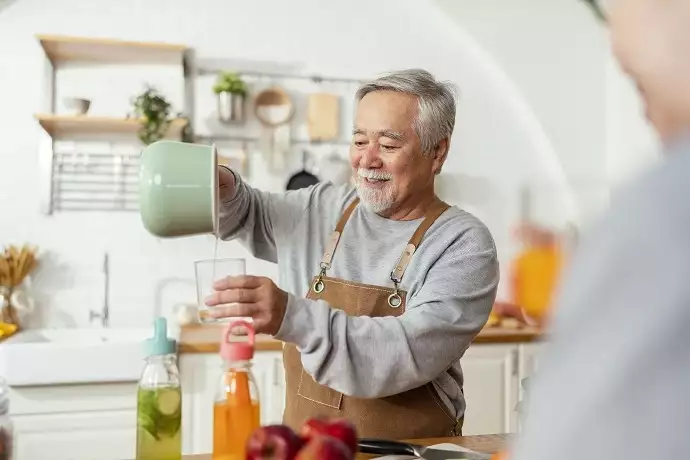 料理をするシニア男性