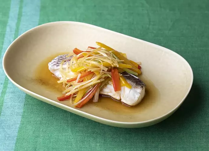 鯛の昆布蒸し 香り野菜のせ