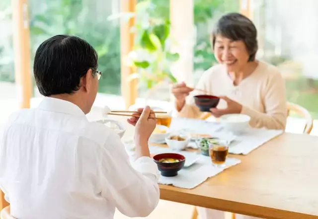 シニア夫婦の食事風景