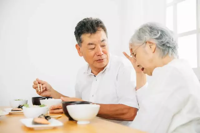具合のわるいシニア女性のイメージ