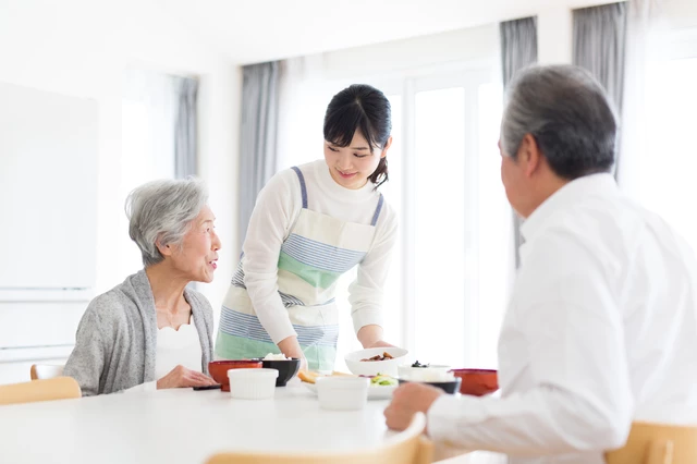 シニアの家族がいる家庭の食事風景