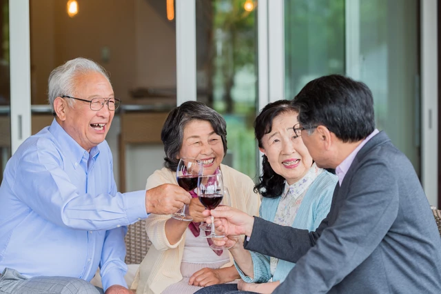 お酒を楽しむシニアたち
