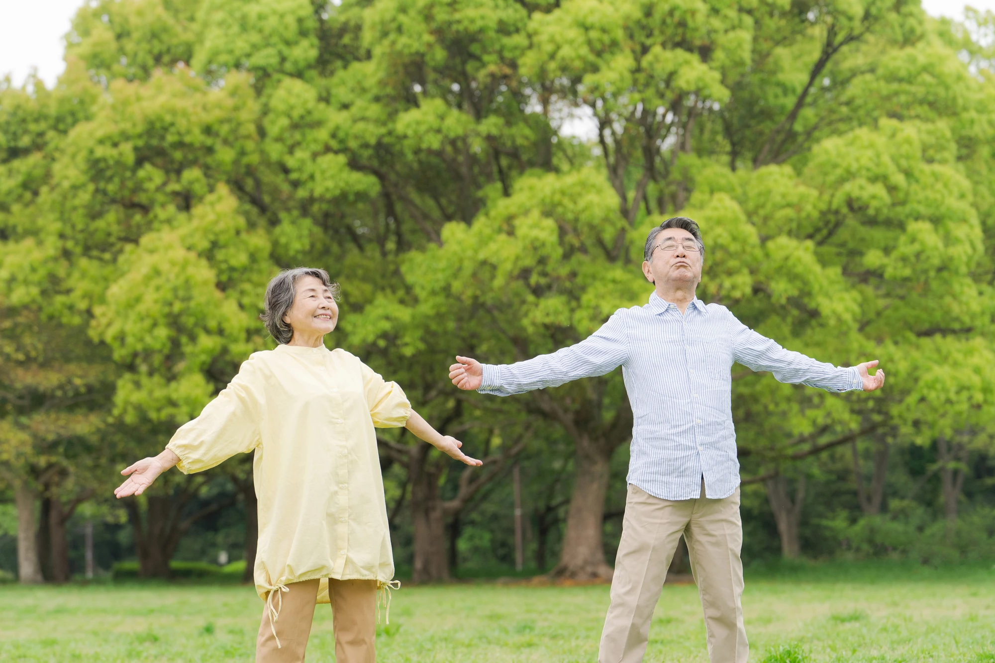 運動するシニア夫婦