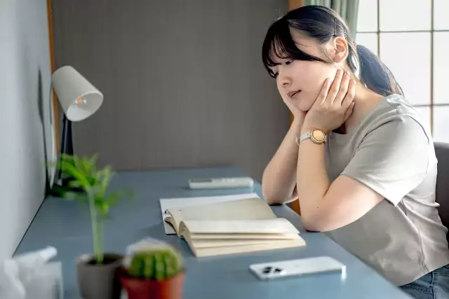 疲れた女性のイメージ