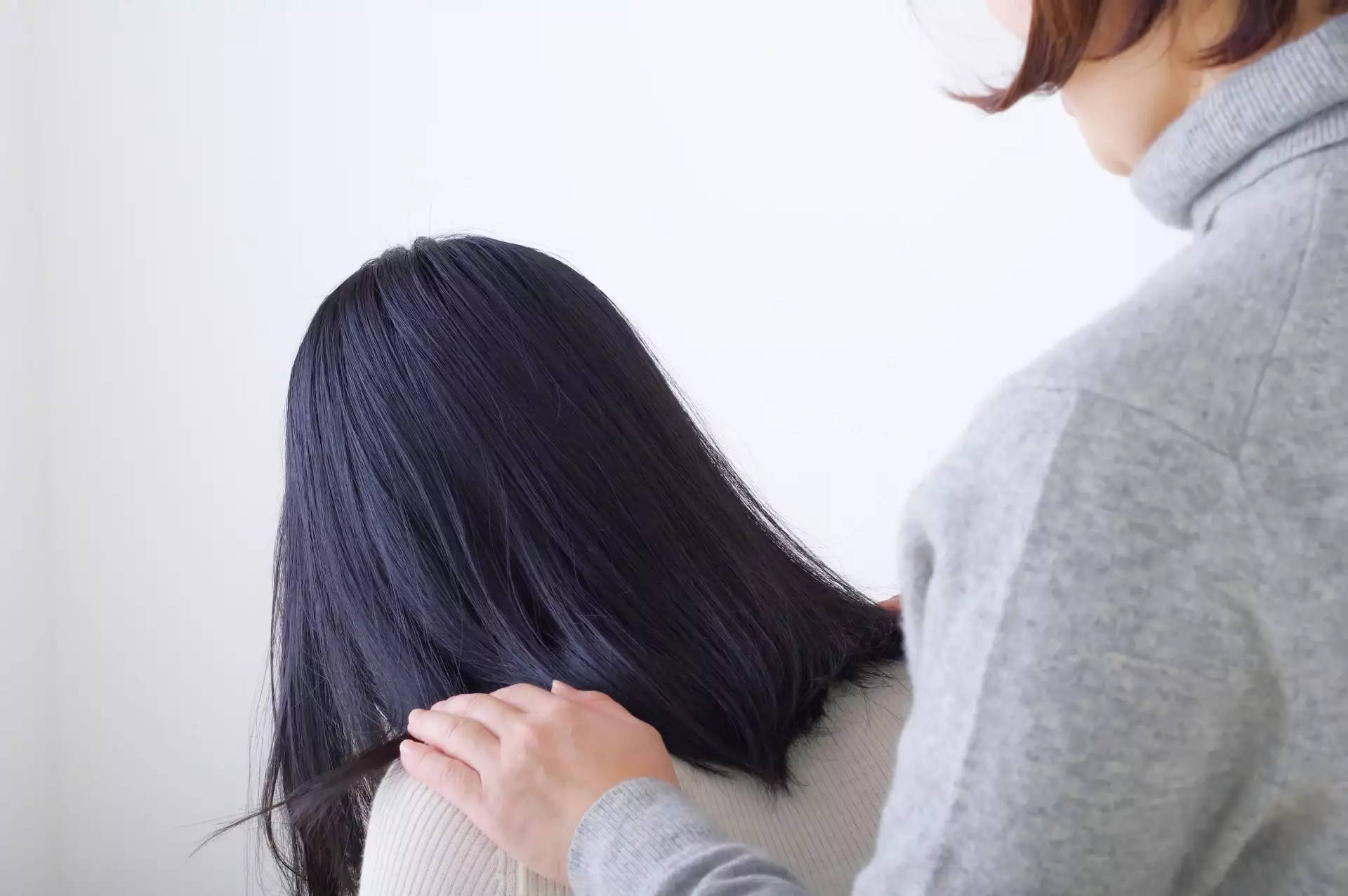 悩む娘をなぐさめる母親