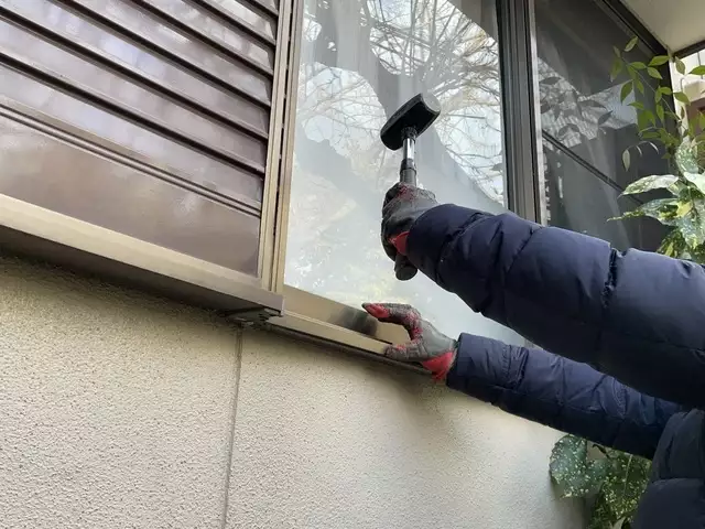 窓ガラスを壊そうとする瞬間