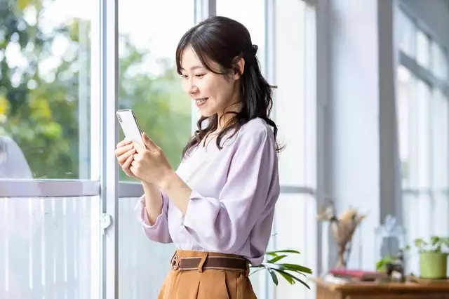 スマホを見ている女性