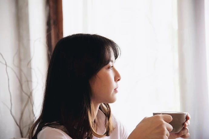 お茶を楽しむ女性