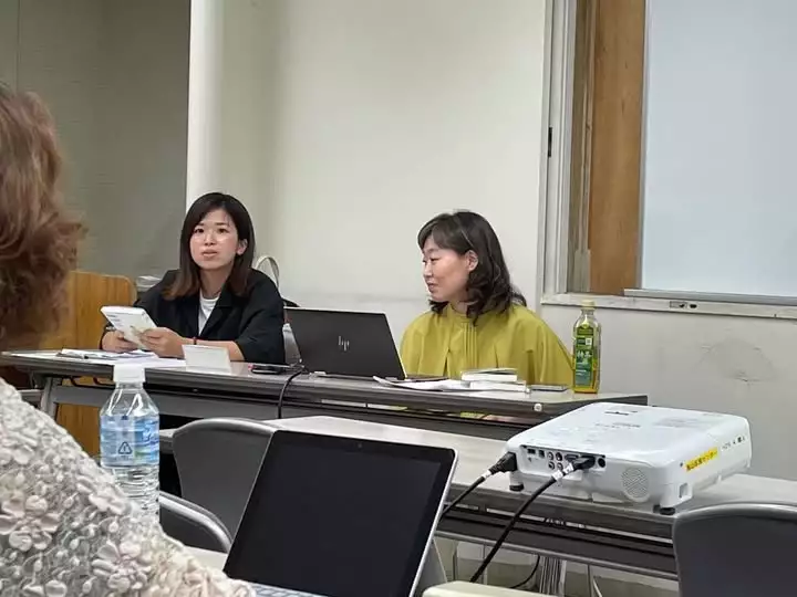 小山朝子さんと池田みずきさん（介護福祉士）
