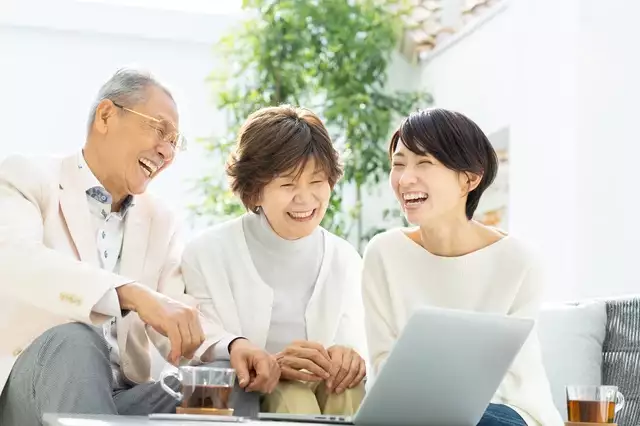 歓談する親子