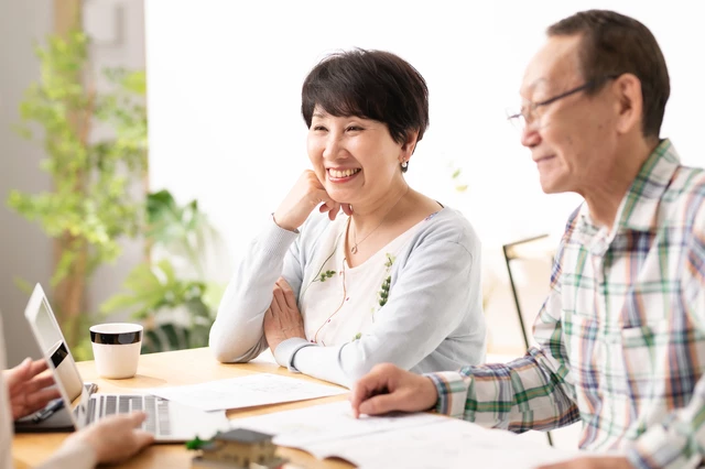 相談する夫婦