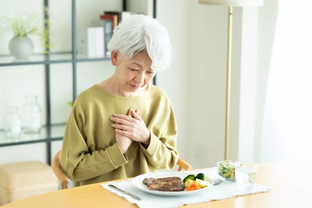 食欲不振のシニア女性