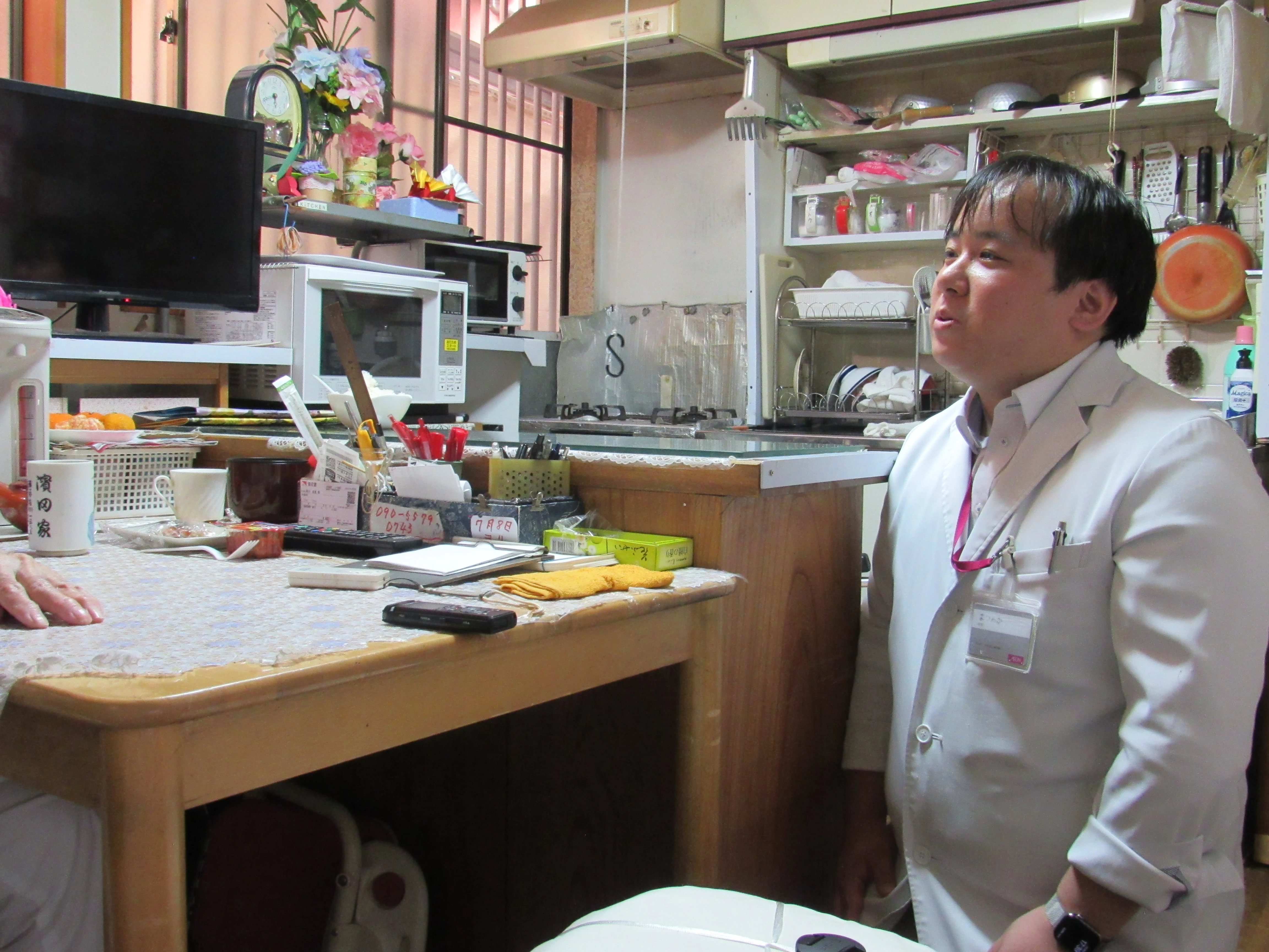 在宅訪問時の薬剤師松岡さん