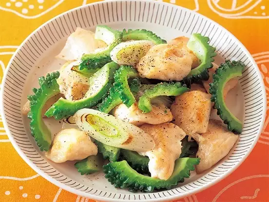 鶏ささ身とゴーヤの黒こしょう炒め